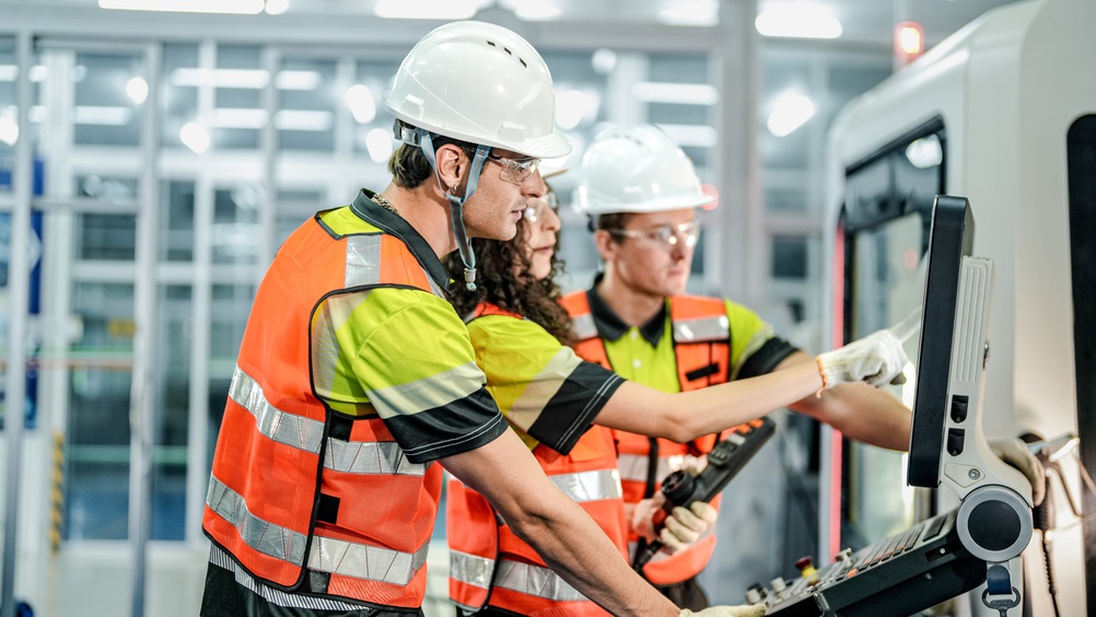 Operations team collaborating in an industrial facility to improve Supply Chain Optimization across manufacturing processes.