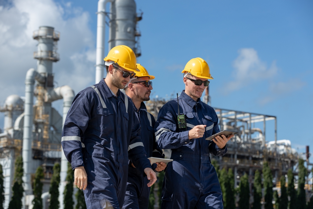 Site operations team reviewing haul fleet performance using digital twin technology
