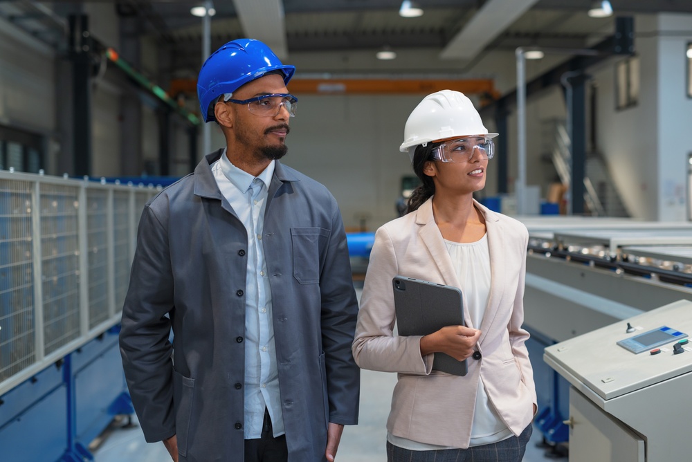 Oil and gas plant engineers evaluating processing capacity and turnaround plans with digital twin technology.
